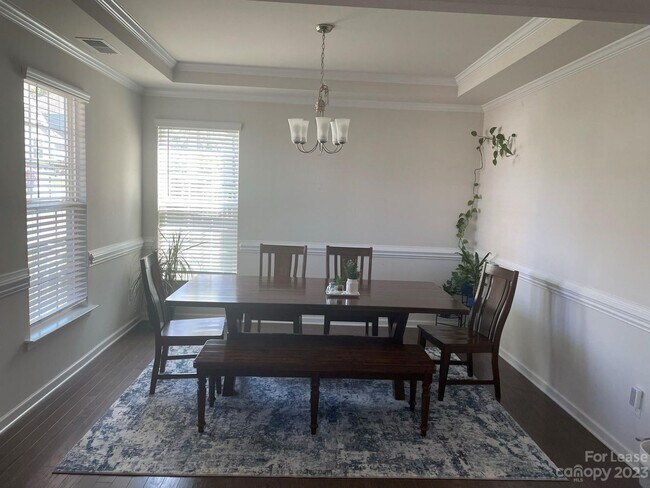 Foto del edificio - 6130 Cloverdale Dr