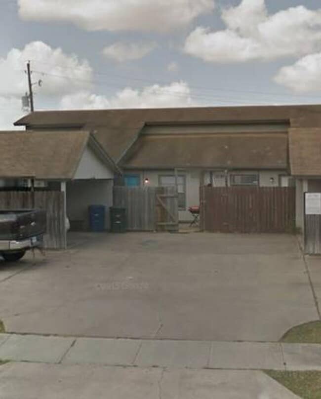 Building Photo - 5749 Crestmore Dr