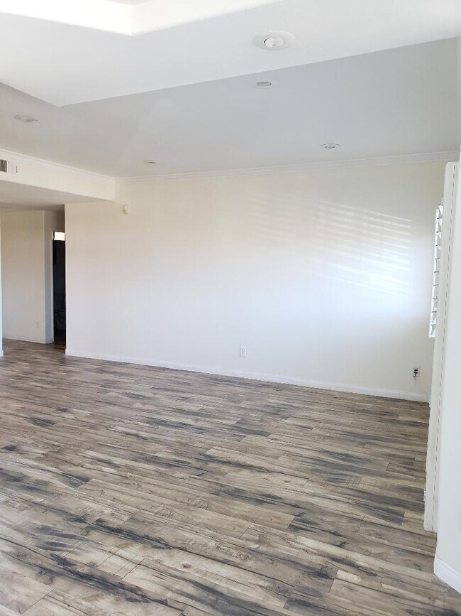 Foto del edificio - 4455 Hazeltine Ave