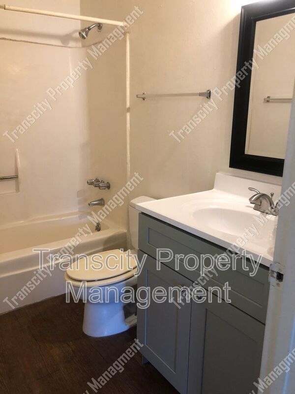 Building Photo - 225 N Standage