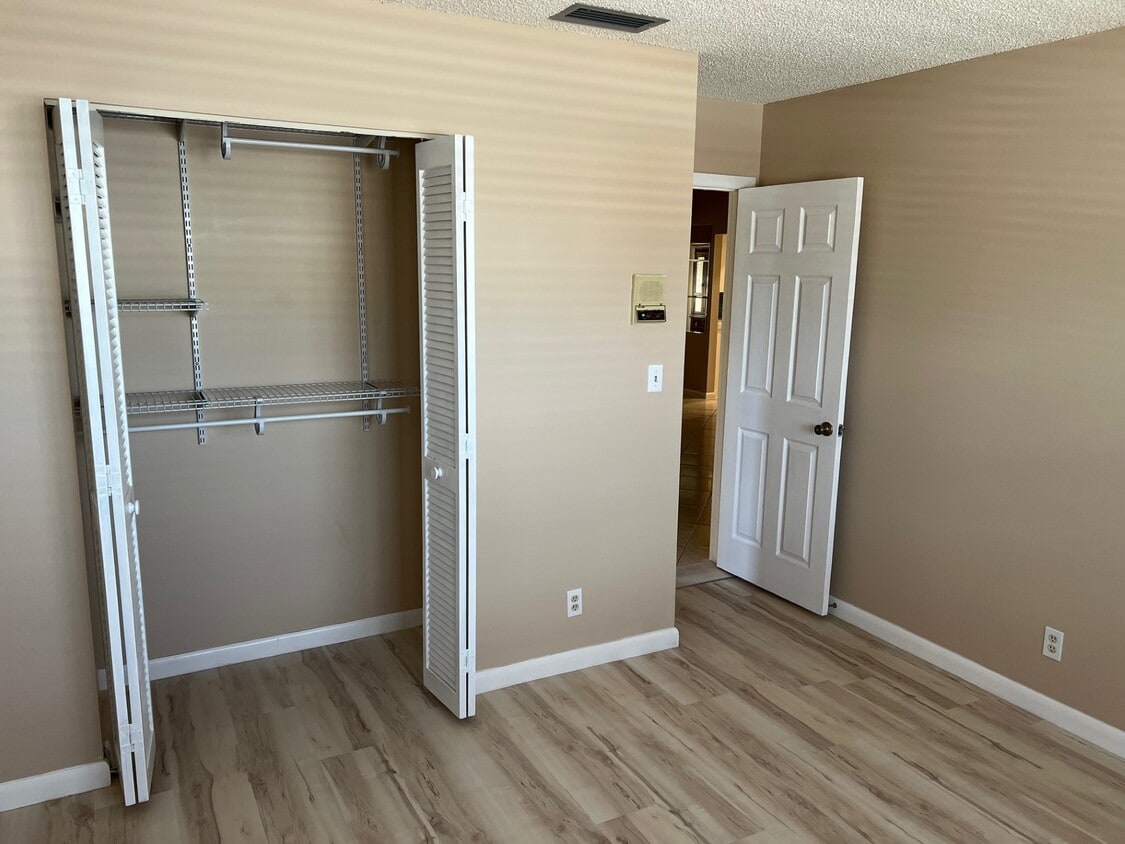 Foto principal - 6311 NW 90th Ave