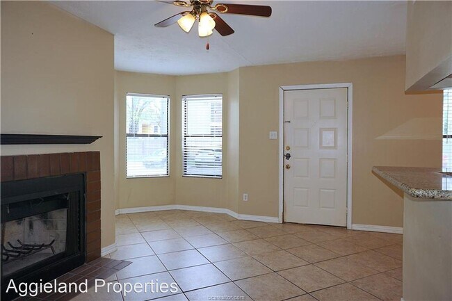 Building Photo - 1 br, 1 bath House - 4441 Old College Rd #...