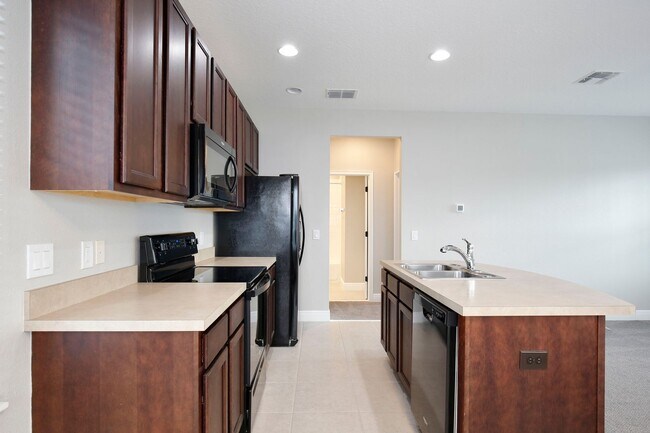 Foto del edificio - *Unfurnished* Beautiful 1/1 Spacious Garag...