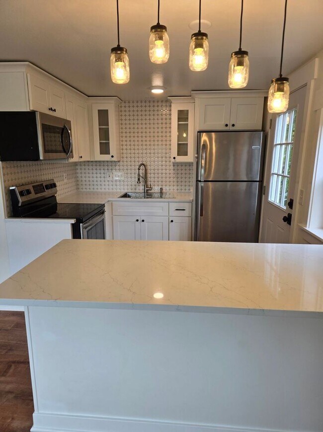 Building Photo - West Seattle cottage Available NOW!  1 bed...