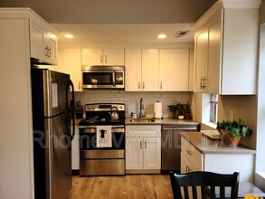 Building Photo - 1720 Queens Ln
