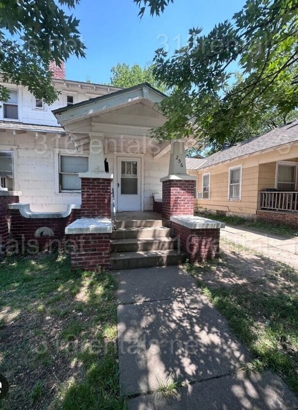 Foto principal - $775 - 2 bed 1 bath - Delightful and spaci...