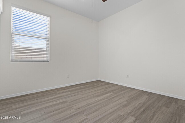 Building Photo - 5904 S 30th Ln