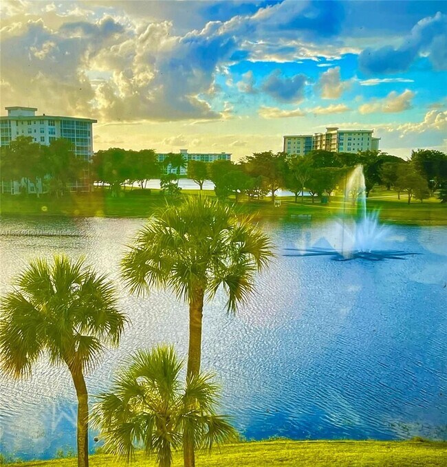 Foto del edificio - 2801 N Palm Aire Dr