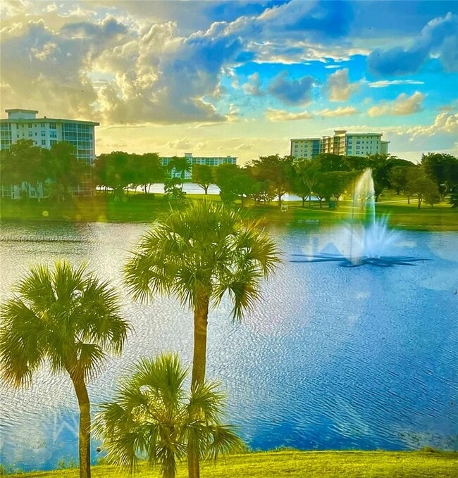 Building Photo - 2801 N Palm Aire Dr