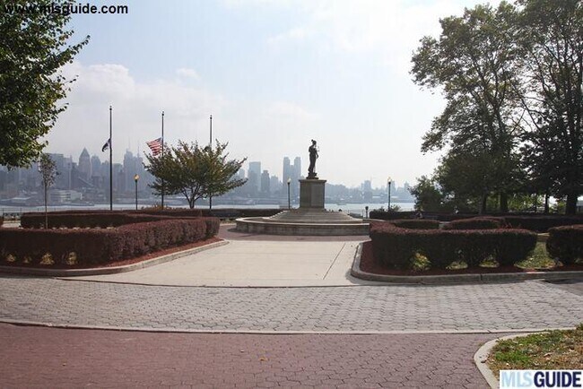 Foto del edificio - 6015 Kennedy Blvd E