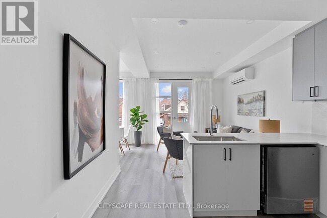 Building Photo - 589 Oakwood Ave