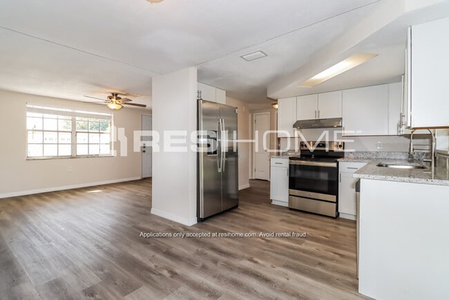 Building Photo - 9016 Greenbriar Ln
