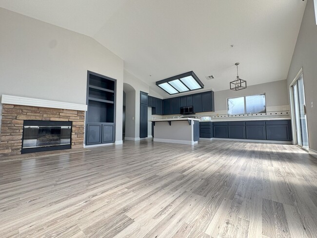 Building Photo - 4 Bedroom 2 Bathroom House Available Now I...