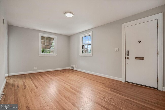 Building Photo - 1605 W Braddock Rd