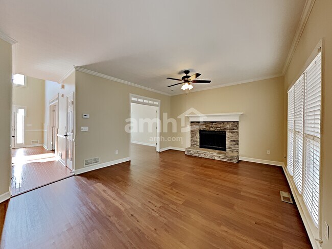 Building Photo - 303 Lismore Ter