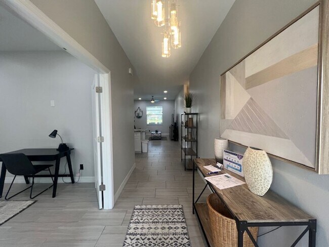 Foto del edificio - Stunning furnished Pool Home for Rent in N...