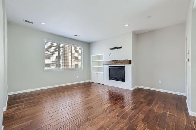 Building Photo - Evolve Real Estate: Updated Townhome Nestl...