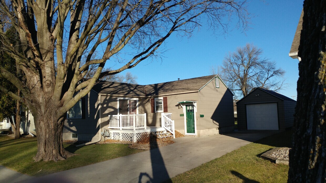 Foto principal - 330 W 11th St