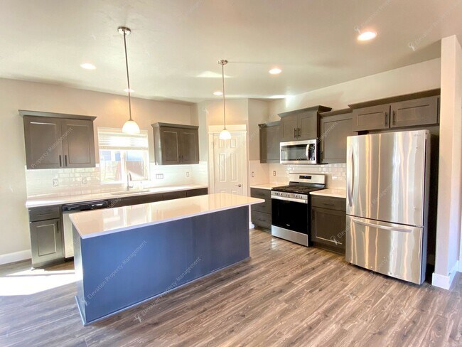Building Photo - Stunning 3-Bedroom Home in Desirable Mirad...