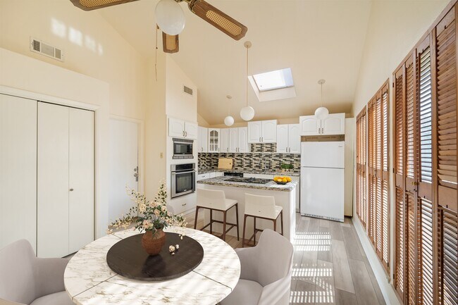 Foto del edificio - 4330 Willow Beach Dr