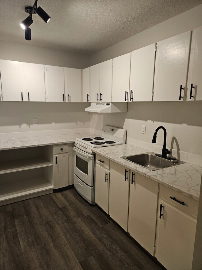 Photo du bâtiment - 16315 96A Av NW