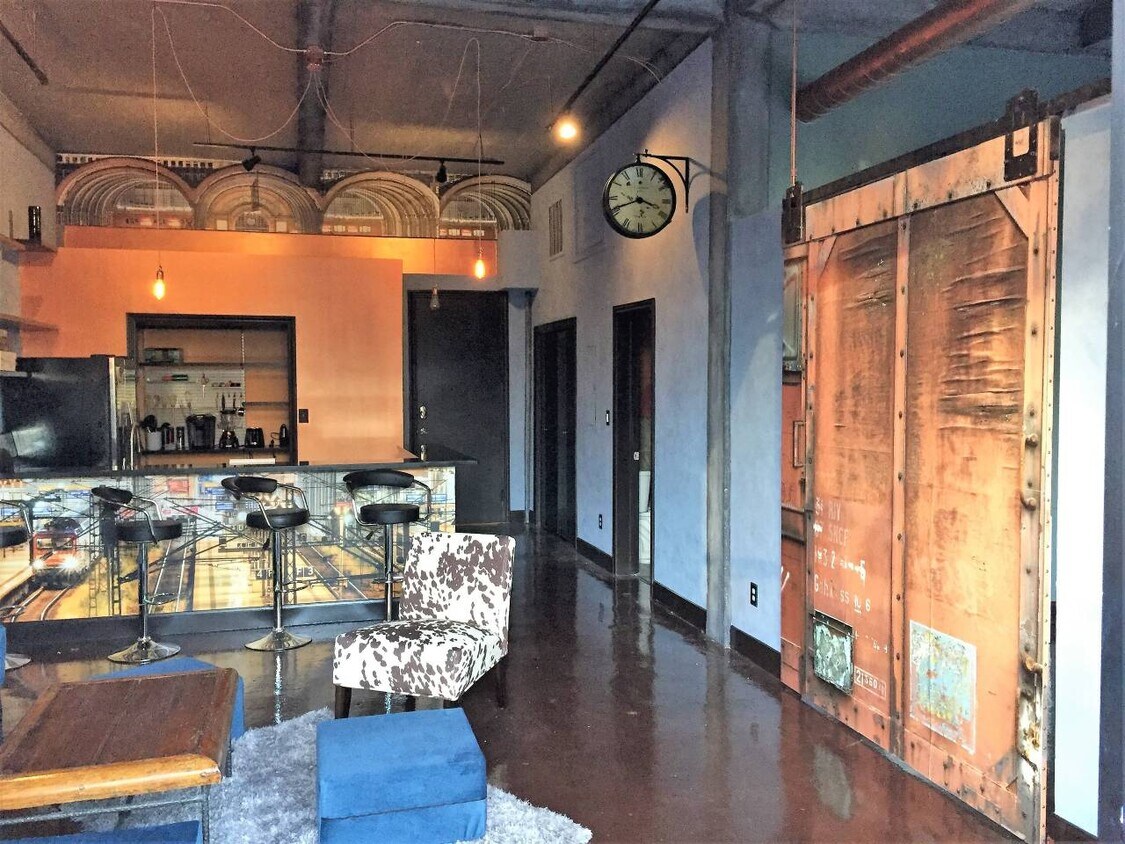 Modern, open loft with high ceilings, great for entertaining - 915 N San Jacinto St