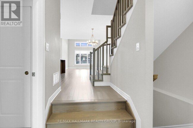 Building Photo - 170 Wabikon Cres