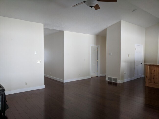 Building Photo - 307 Cole Ave