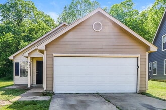 Building Photo - 4680 Waterfront Oak Dr