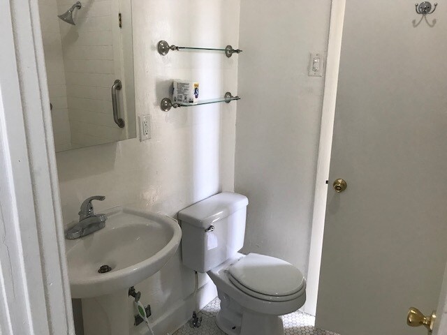 Bathroom - 1014 N Harper Ave