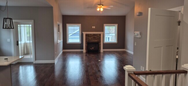 Foto del edificio - 61 Laconia Rd