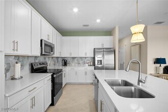 Building Photo - 15285 Grn Acrs Ave