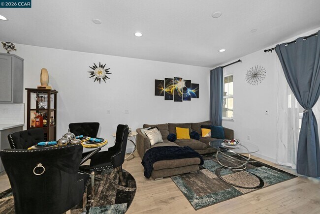 Foto del edificio - 296 Laurel Knoll Dr