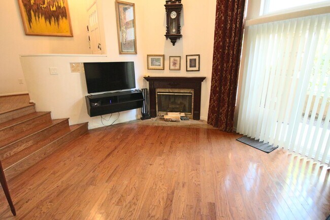 Foto del edificio - Furnished 3 Bedroom UTC/La Jolla Townhome