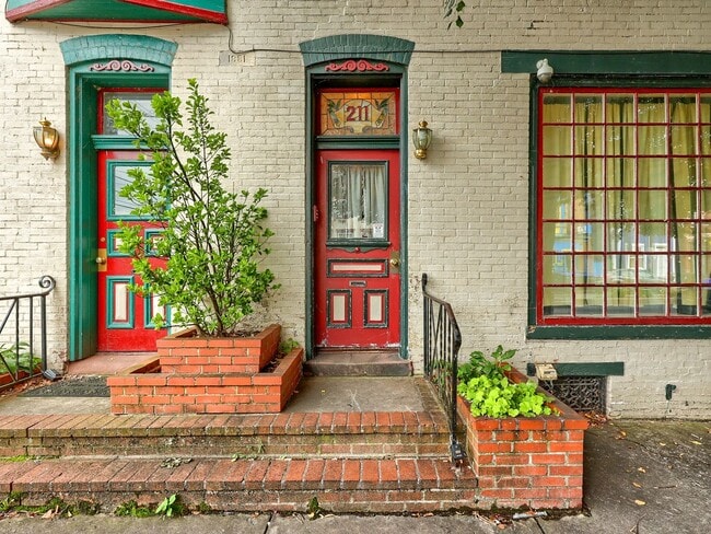 Building Photo - 211 Verbeke St