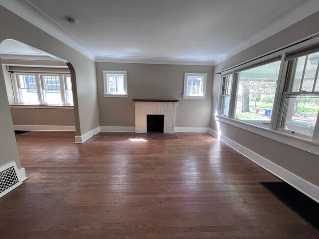 Foto del edificio - 3 Bedroom Duplex on a Brick Cul-de-sac, Blocks From Eastown and Cherry Hill!