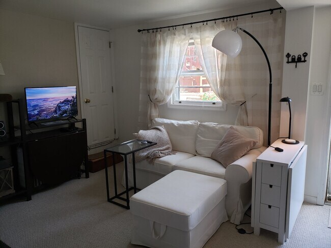 Ventana grande, medios disponibles - 4633 Clark Pl NW