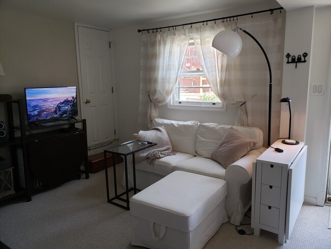 Large window, media available - 4633 Clark Pl NW