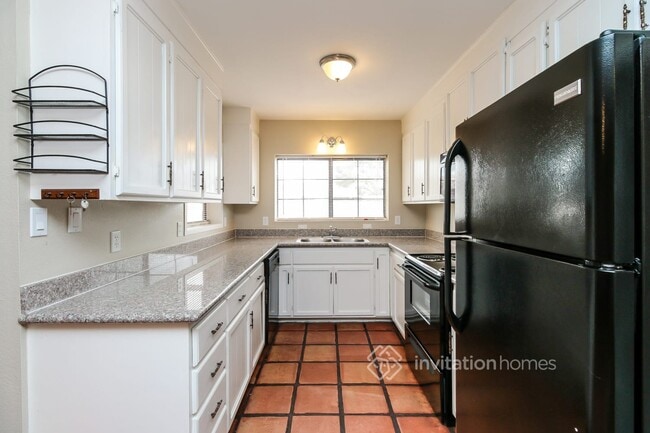 Building Photo - 687 E Del Rio St