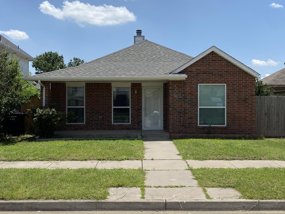 Photo - 1402 SW 23rd St (Moore, OK)