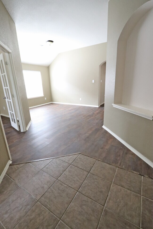 Photo - 1000 Warbler Ln House