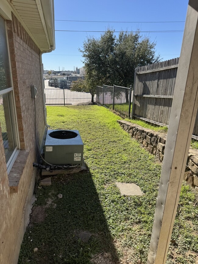 Foto del edificio - 7802 Downe Dr