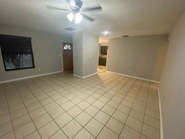 Building Photo - 2 Bedroom 1 Bath Duplex in Winter Park for...