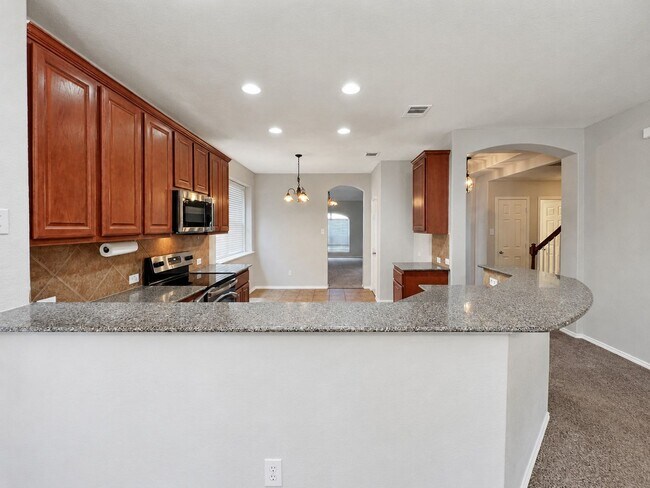 Foto del edificio - Spacious 4-bedroom, 3-bath home offering approximately 2,840 square feet in the gated Lakeside at...