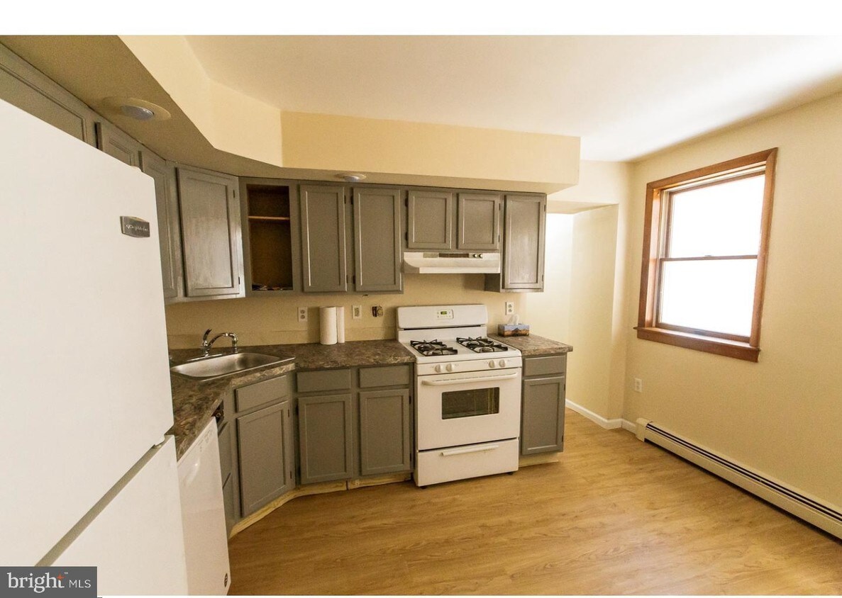 Primary Photo - 28 Dresden Ave