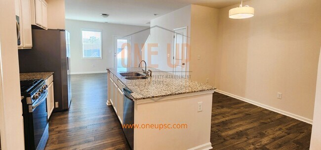 Building Photo - Modern 3 Bed, 2 Bath Townhouse in Greenvil...