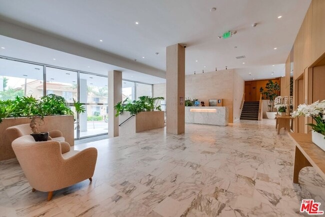 Foto del edificio - 999 N Doheny Dr