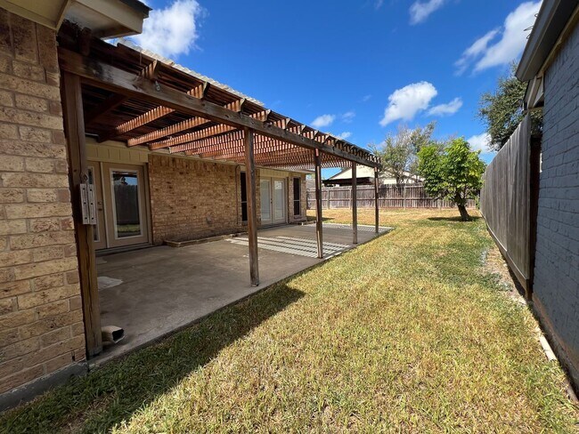 Foto del edificio - 5318 Crossridge Dr