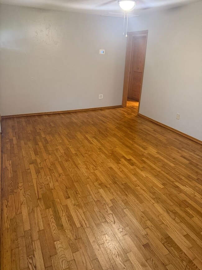 Building Photo - Charming 2-Bedroom Home for Lease – El?Ren...