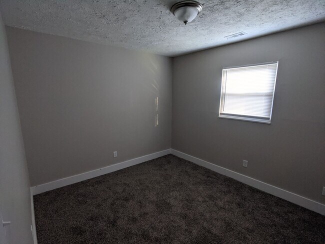 Building Photo - Spacious 3 bed 1 bath home in Indianapolis!